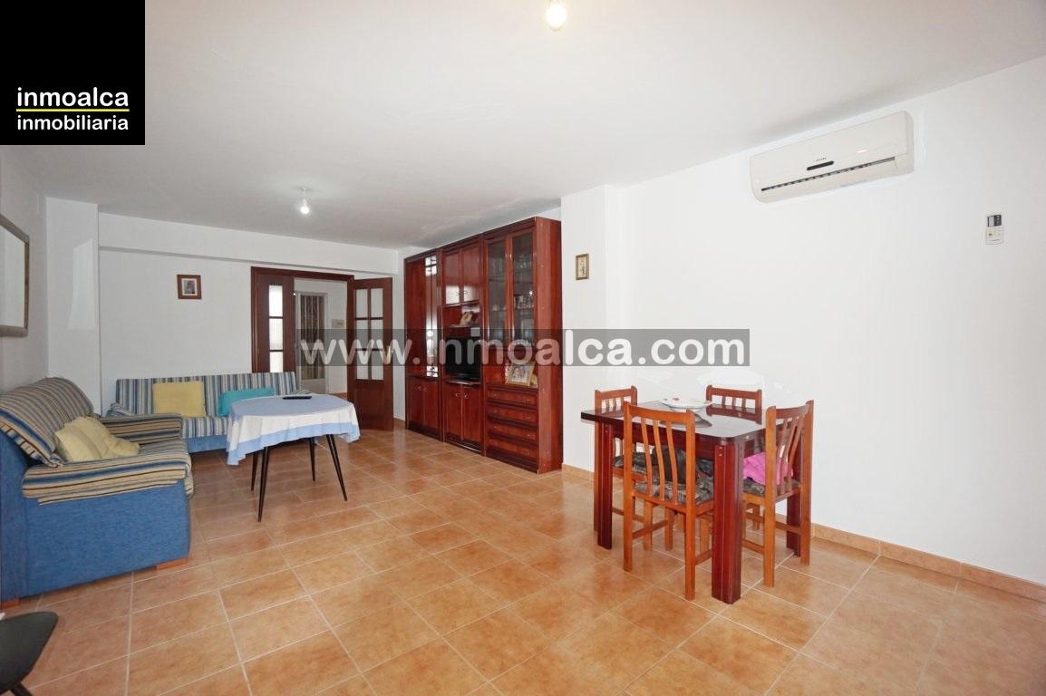 Casa en buen estado con patio y terraza.